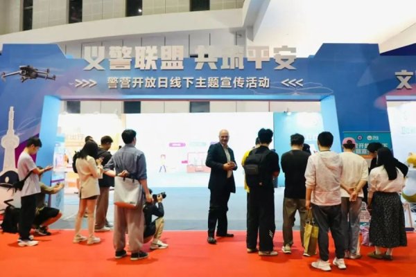 鼎盛配资 酒驾、撞车……你敢来青浦公安展台挑战吗？记者实地体验上海车展“特别”展台